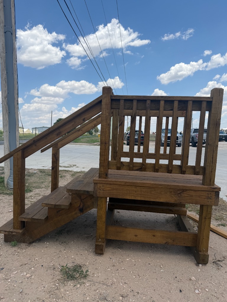 Compact entry deck with side stairs